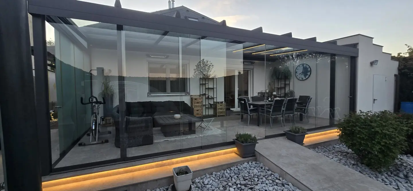 Modern residential jewel in prime location: Fully renovated bungalow with pool oasis