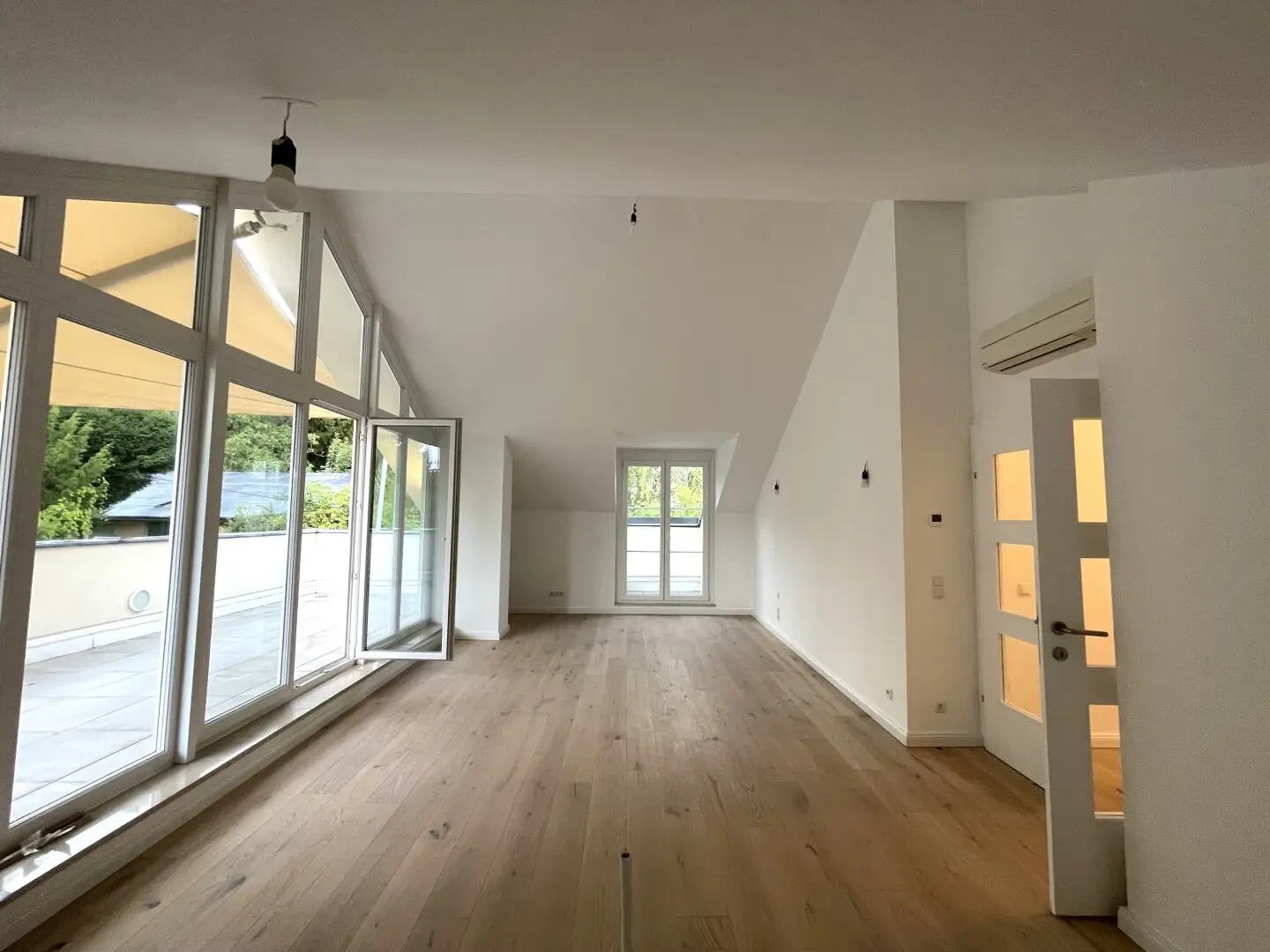 Living with Green Views: Stylish Terrace Apartment in Sieveringerstraße
