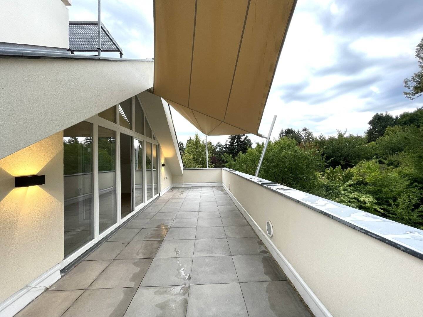 Living with Green Views: Stylish Terrace Apartment in Sieveringerstraße