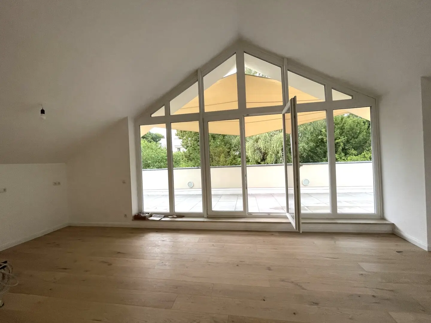 Living with Green Views: Stylish Terrace Apartment in Sieveringerstraße