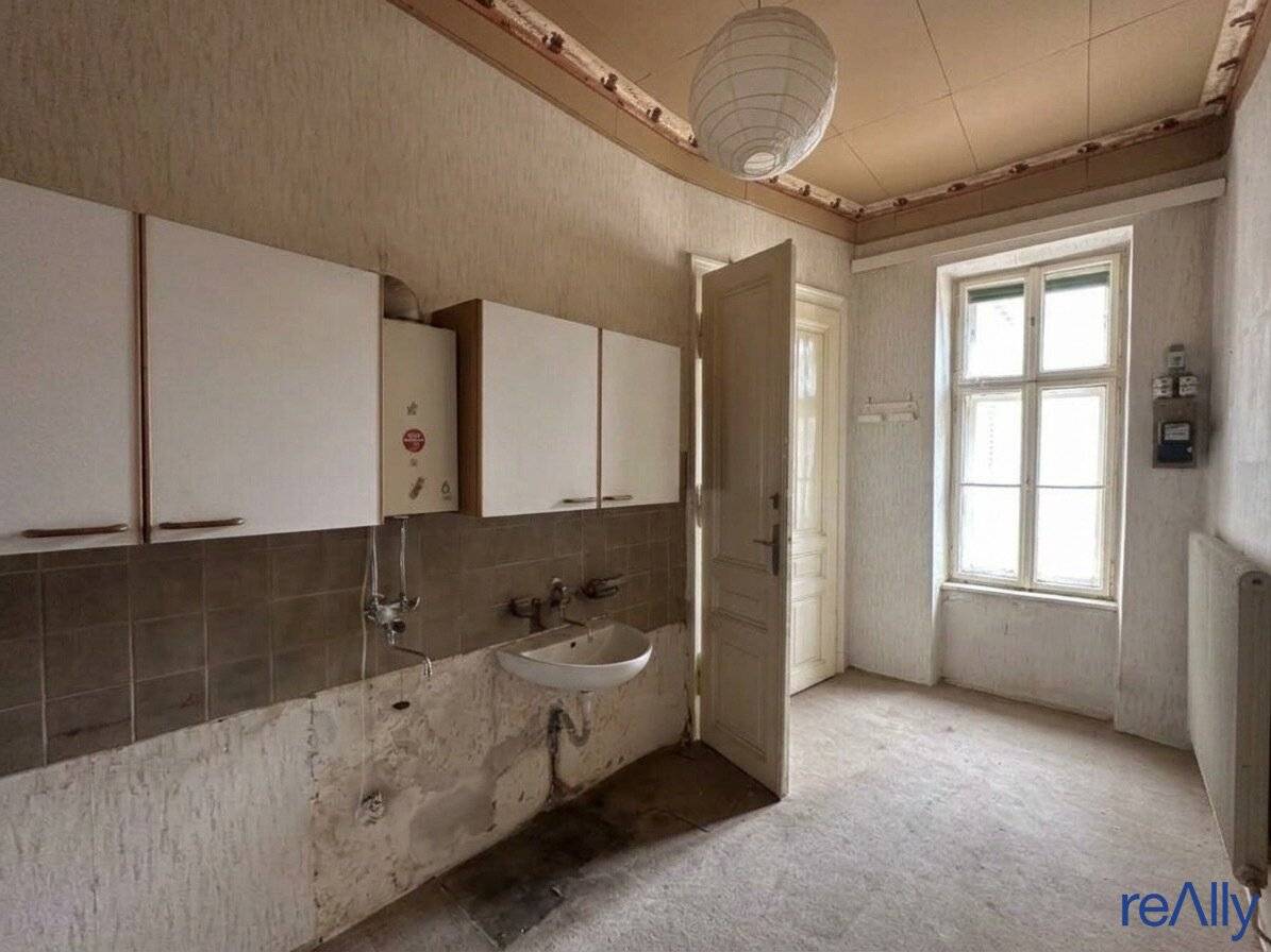 Renovation required 2-room historic apartment with great potential