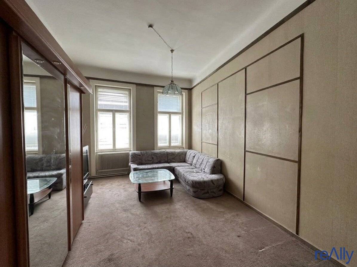 Renovation required 2-room historic apartment with great potential