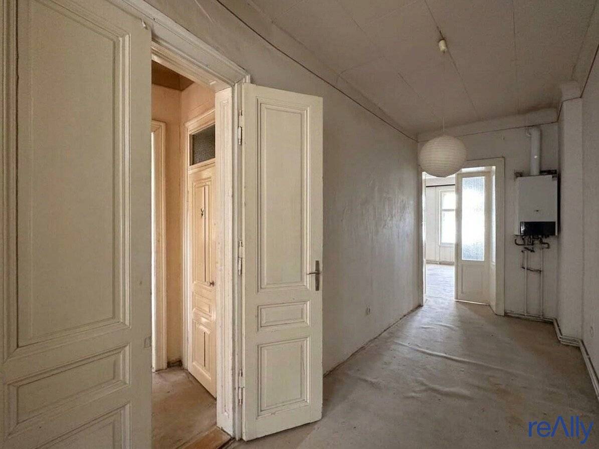 Renovation required 2-room historic apartment with great potential