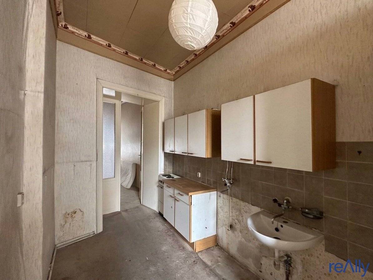 Renovation required 2-room historic apartment with great potential