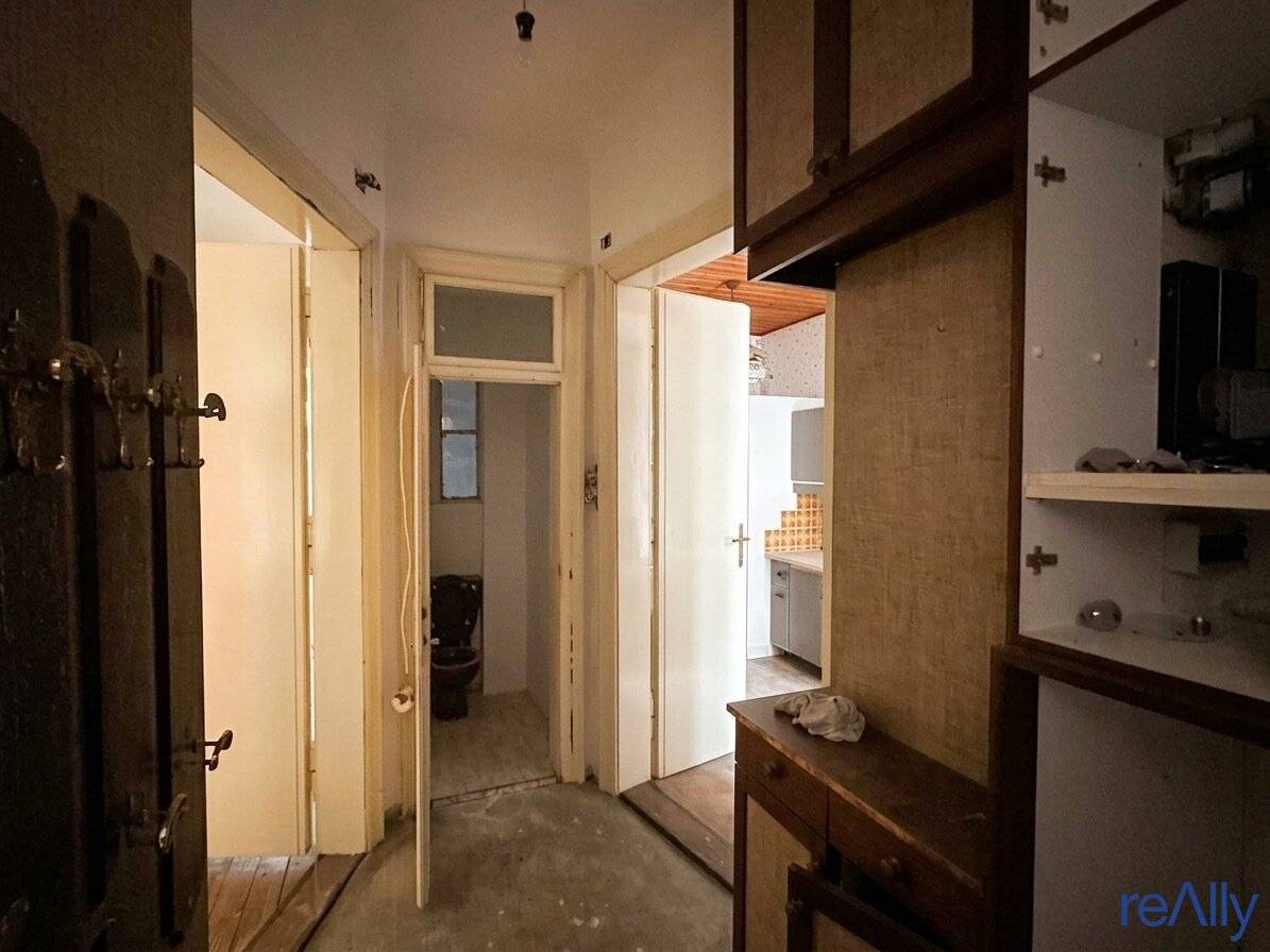 2-room old building apartment in need of renovation with much potential