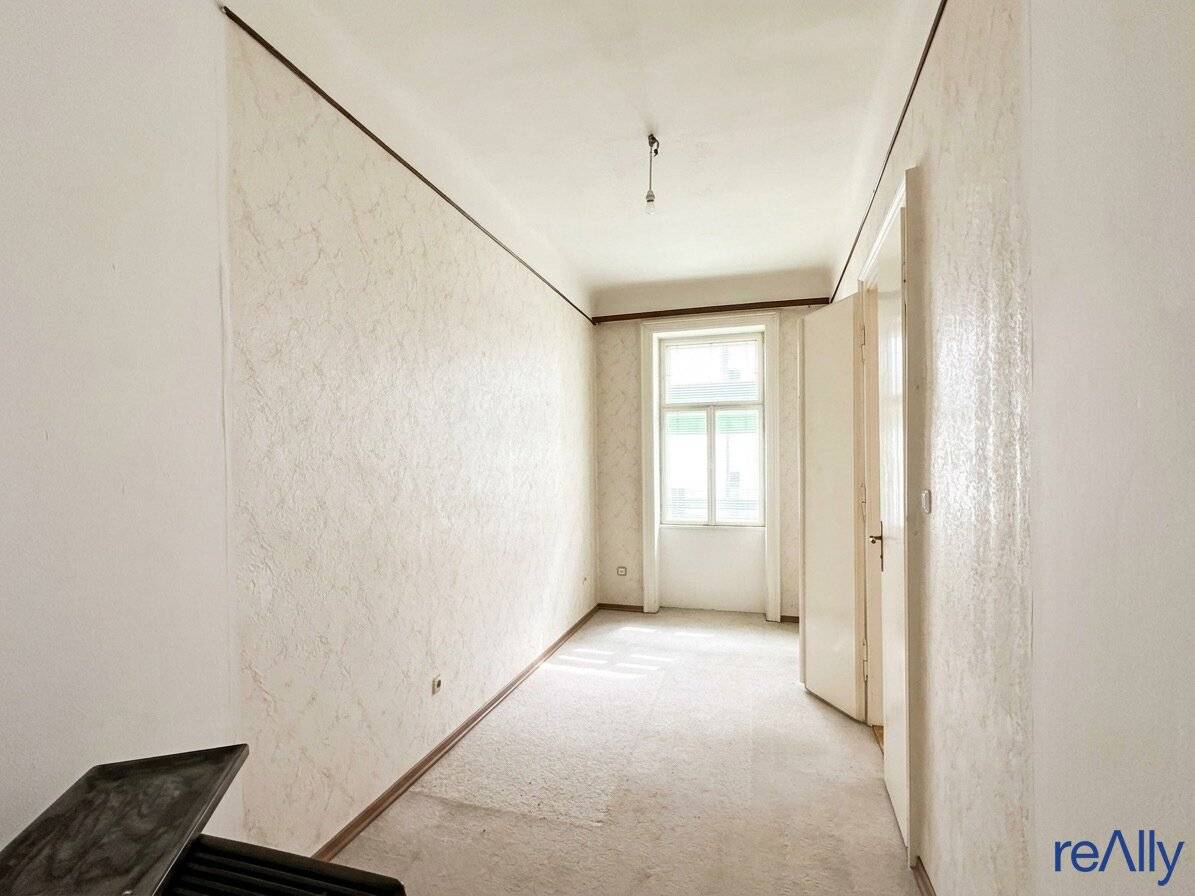 2-room old building apartment in need of renovation with much potential