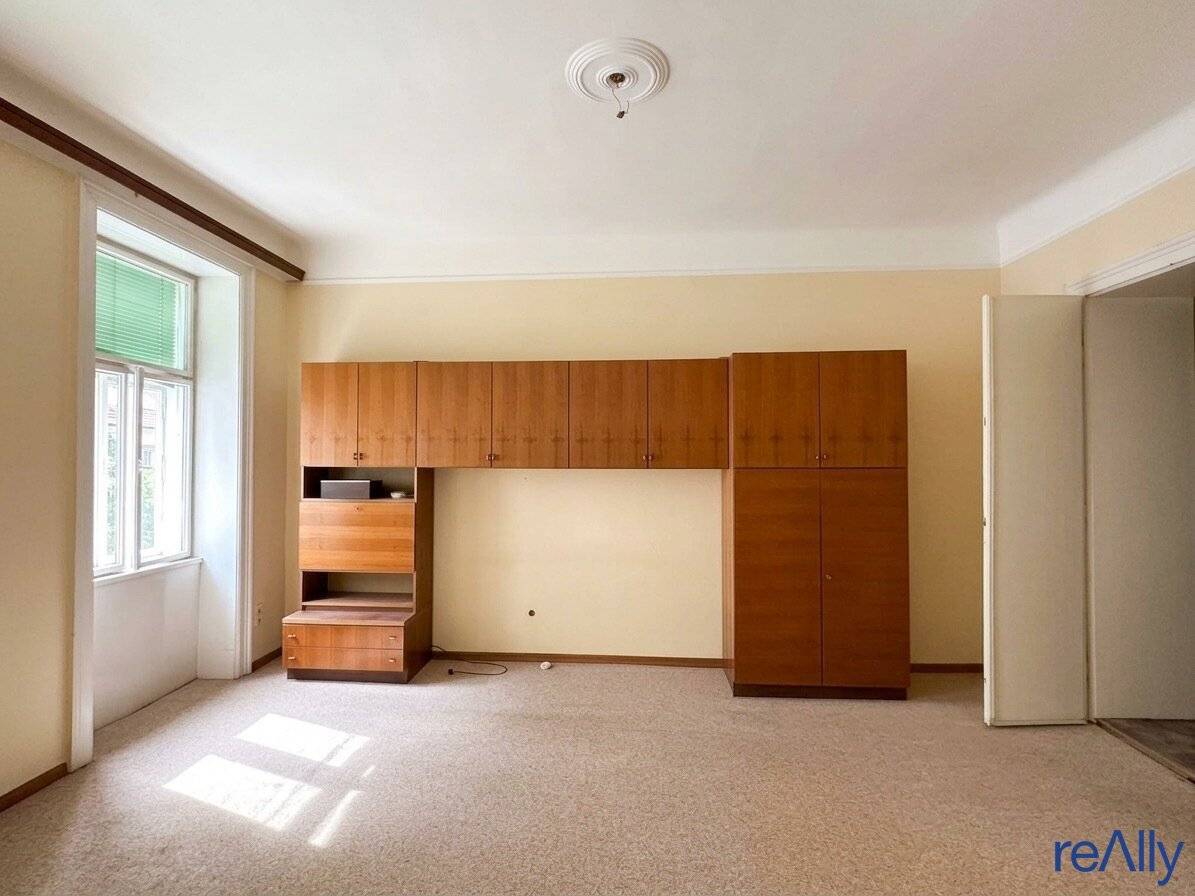 2-room old building apartment in need of renovation with much potential