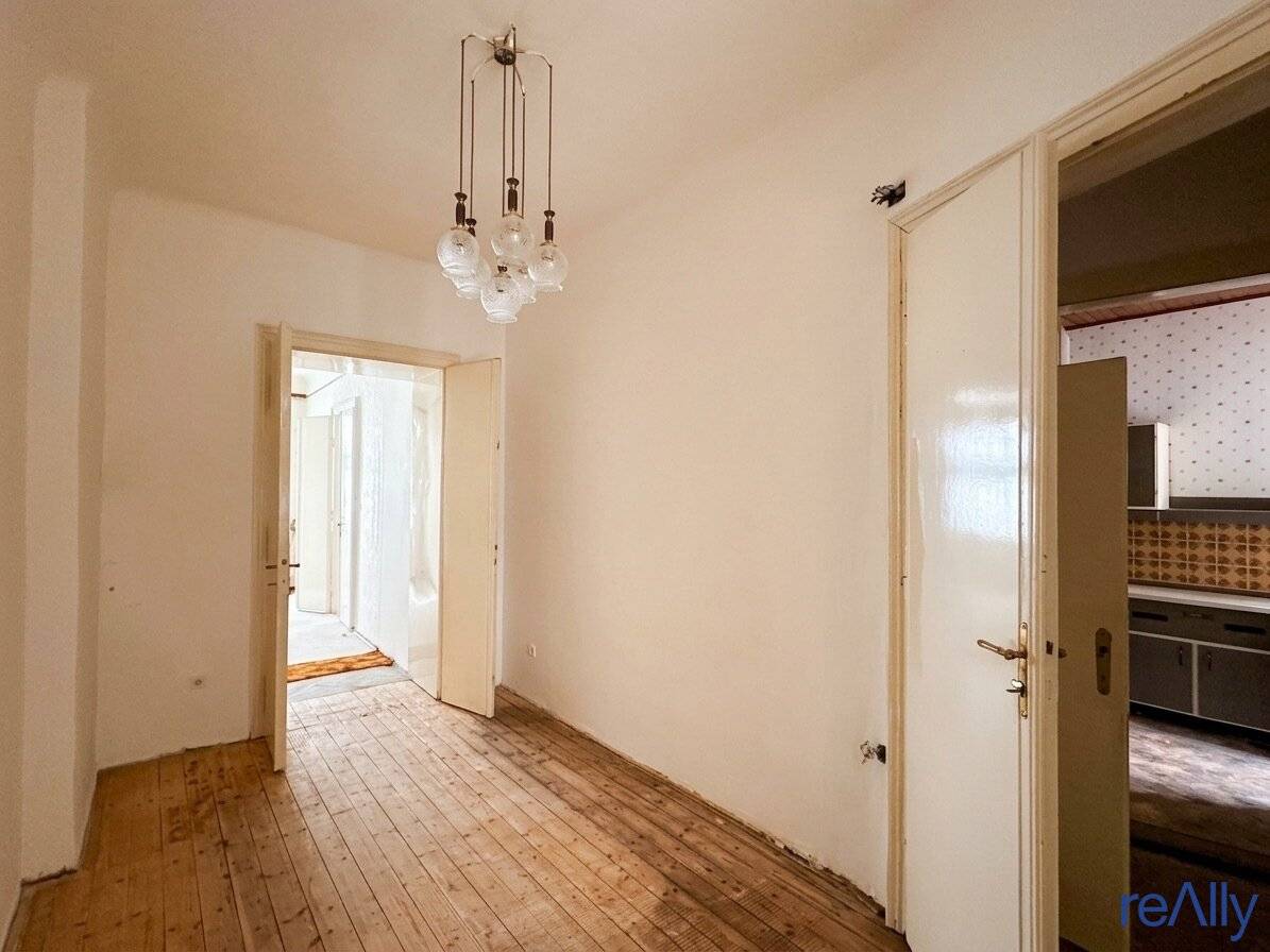 2-room old building apartment in need of renovation with much potential
