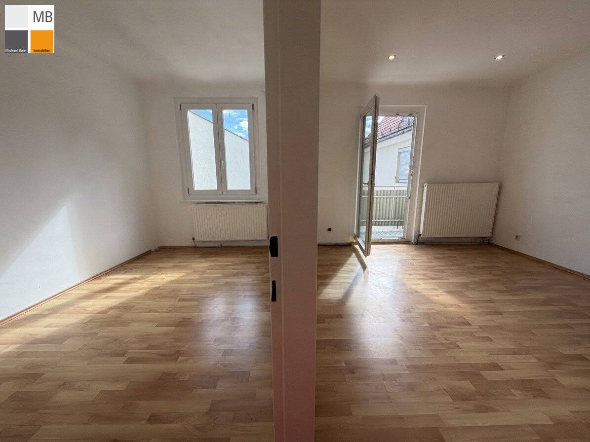 ++ Wohnung zum Sanieren mit Balkon in den Innenhof I MB IMMOBILIEN ++