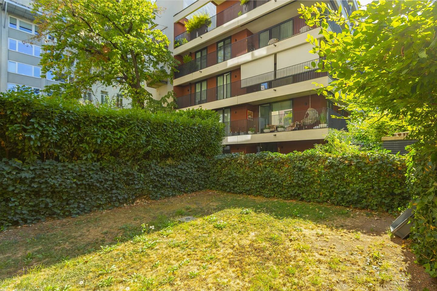 Argentinierstraße - representative 2 room garden apartment with loggia and garage