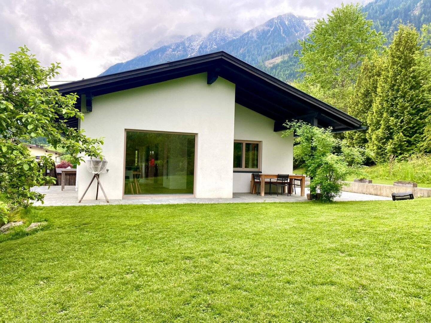 Luxuriöses Kleinod mit herrlichem Garten, Pool & vielen Sonnenstunden