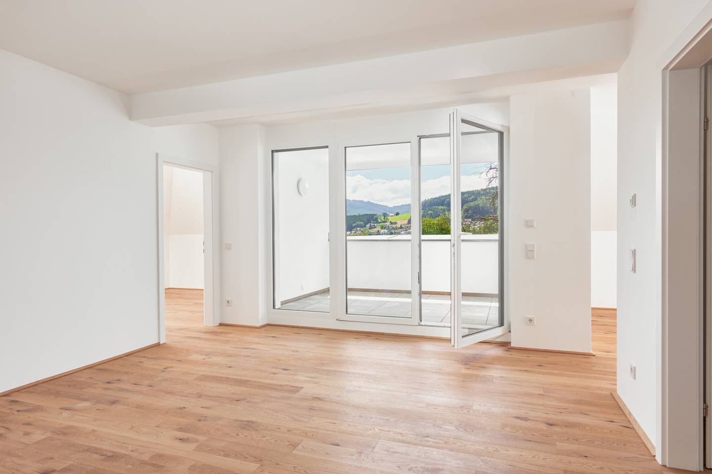 Neubau Dachgeschosswohnung mit Loggia nahe Attersee