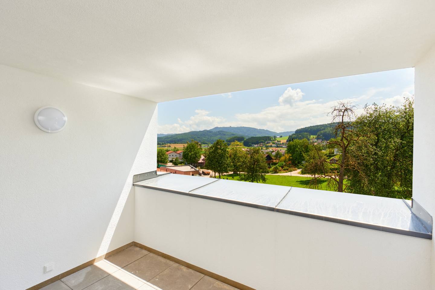 Neubau Dachgeschosswohnung mit Loggia nahe Attersee
