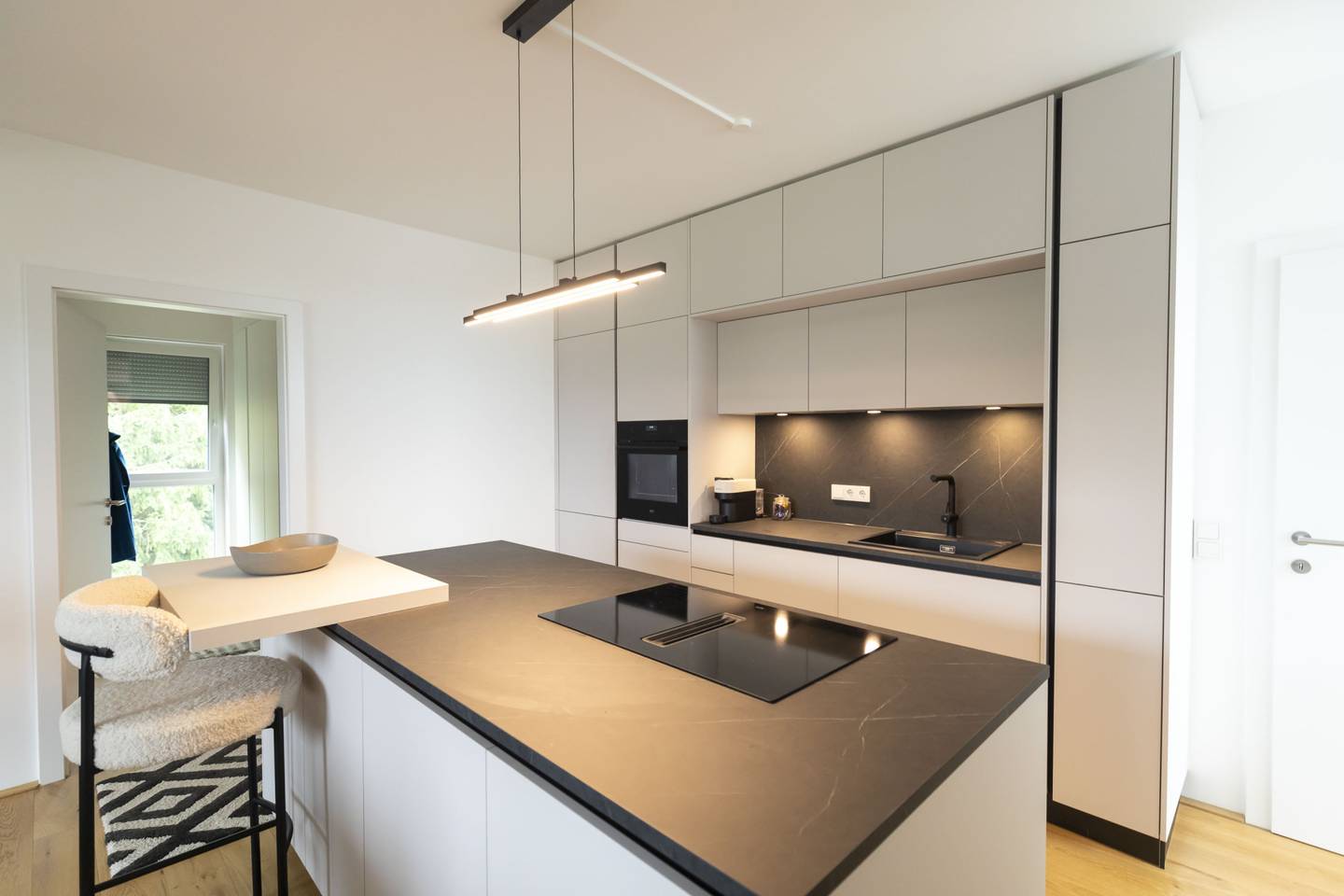 Neubau Dachgeschosswohnung mit Loggia nahe Attersee