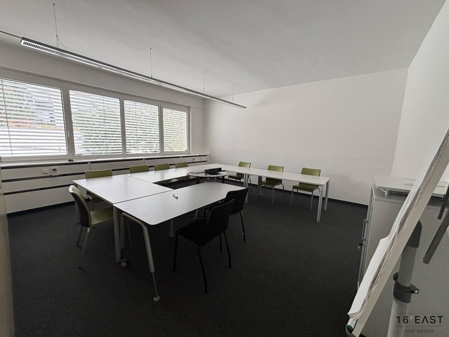215 m² office floor on 1st floor, light-filled rooms