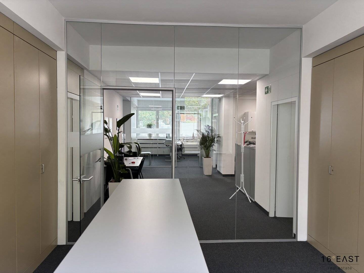 215 m² office floor on 1st floor, light-filled rooms
