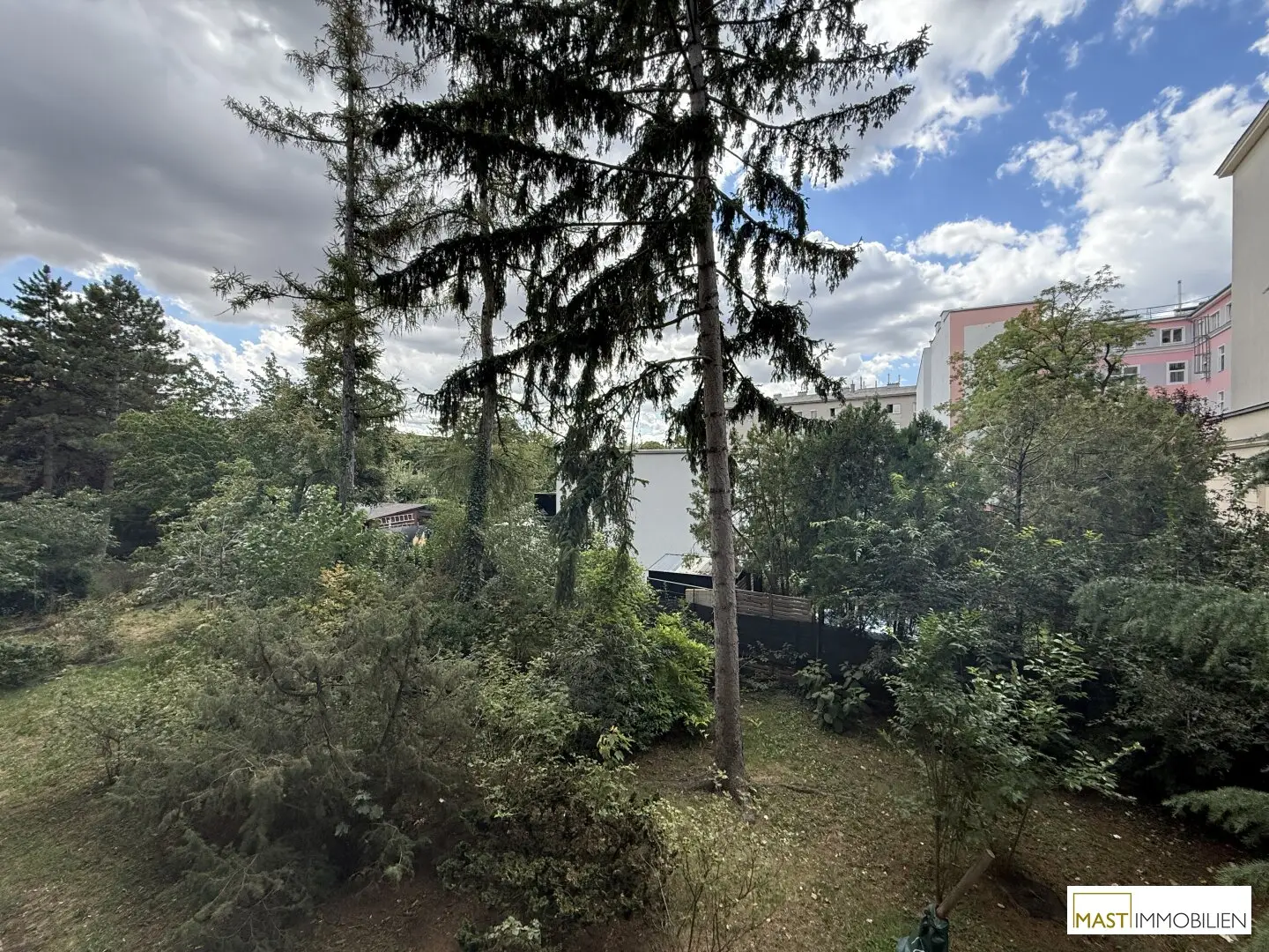 2-room apartment with balcony and great potential for redesign in an absolute quiet location