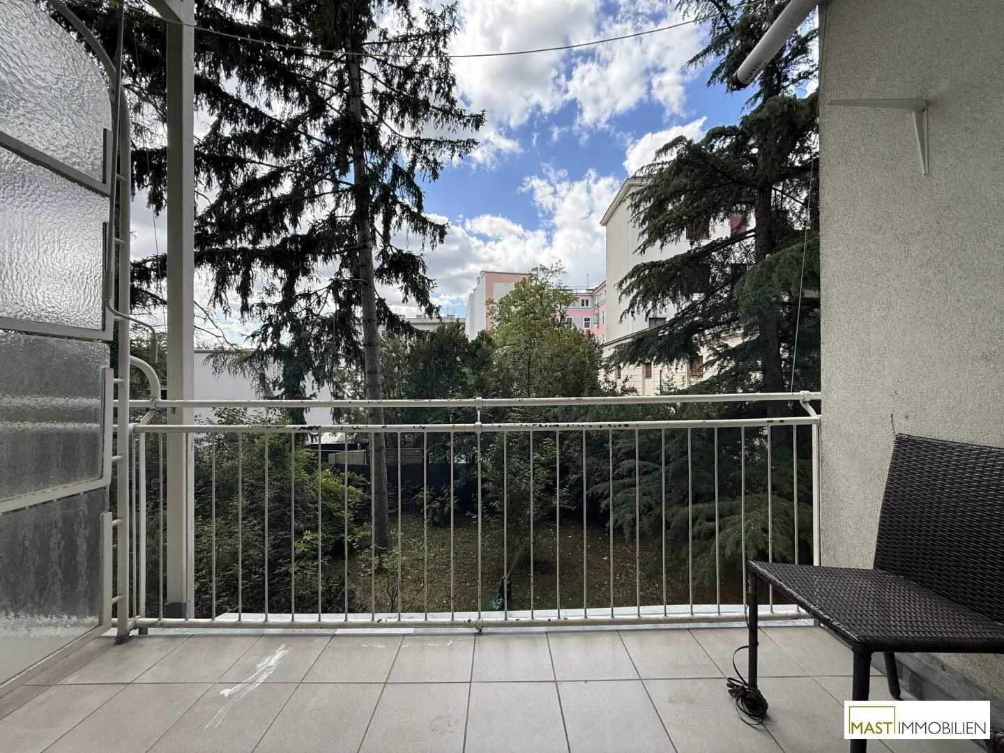 2-room apartment with balcony and great potential for redesign in an absolute quiet location