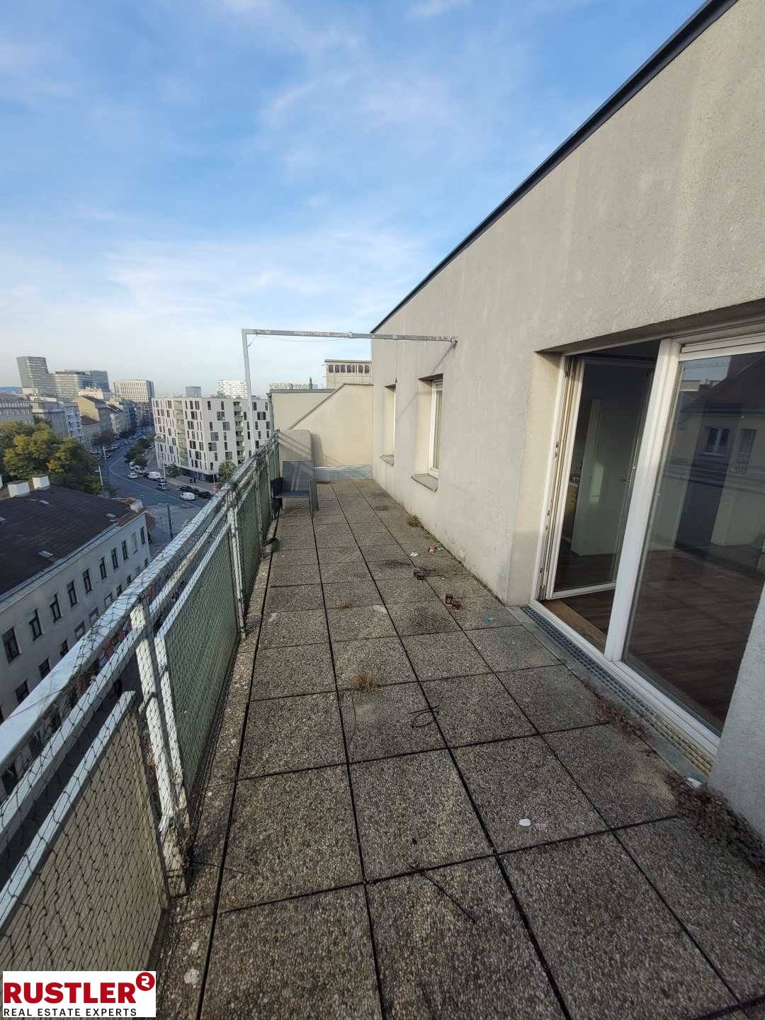 Dachgeschosswohnung with west facing roof terrace and quiet courtyard location