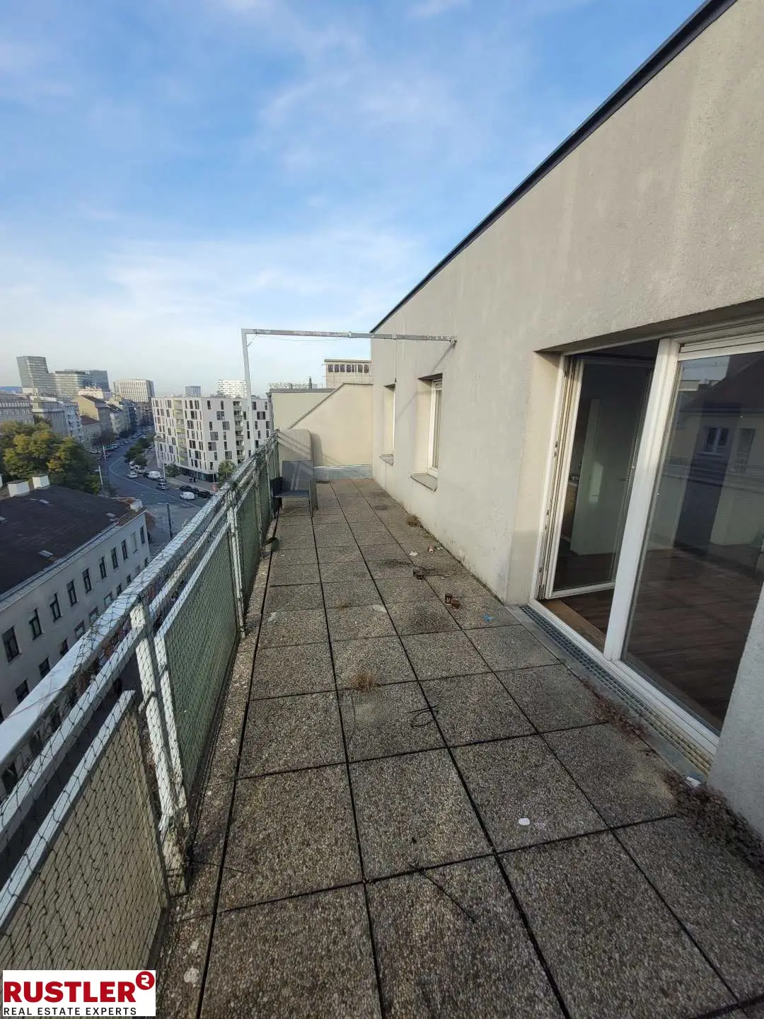 Dachgeschosswohnung with west facing roof terrace and quiet courtyard location