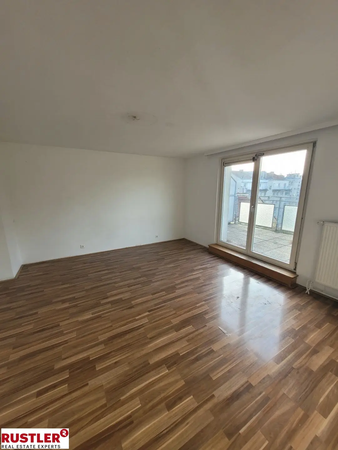 Dachgeschosswohnung with west facing roof terrace and quiet courtyard location