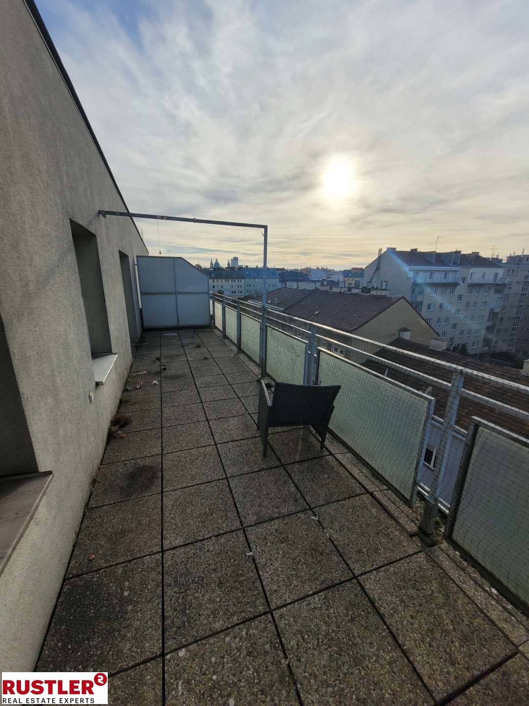 Dachgeschosswohnung with west facing roof terrace and quiet courtyard location