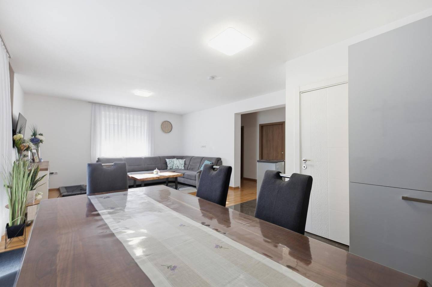 Sonnige Familienwohnung mit Pool und Palmenoase