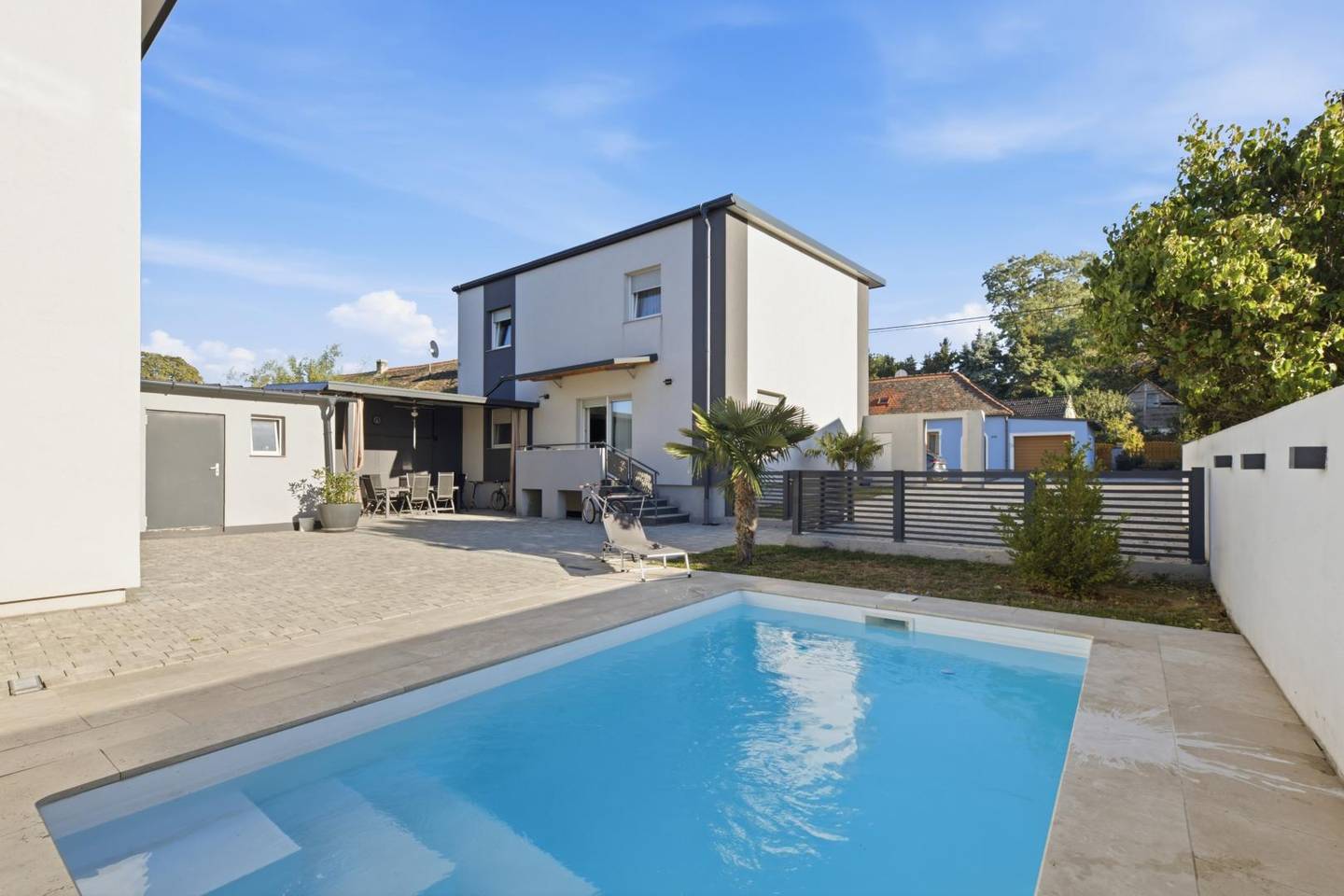 Sonnige Familienwohnung mit Pool und Palmenoase