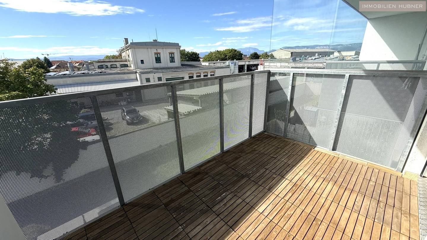 Bright apartment with large loggia near Akademiepark