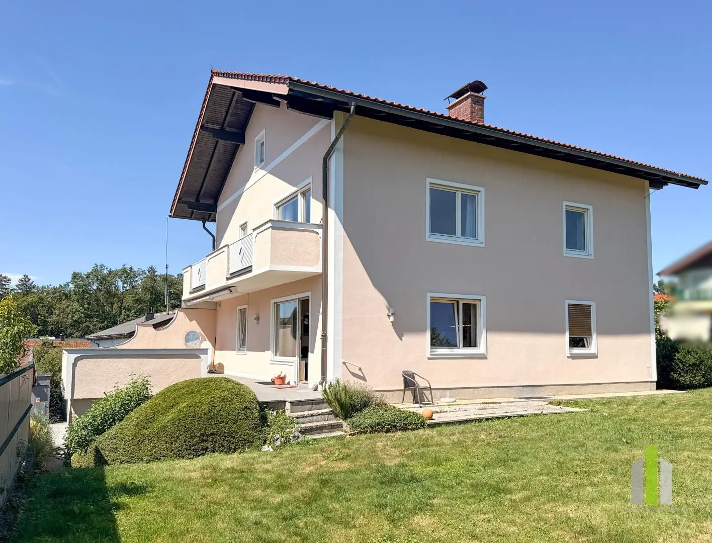 Well maintained investment apartment with garden and fireplace