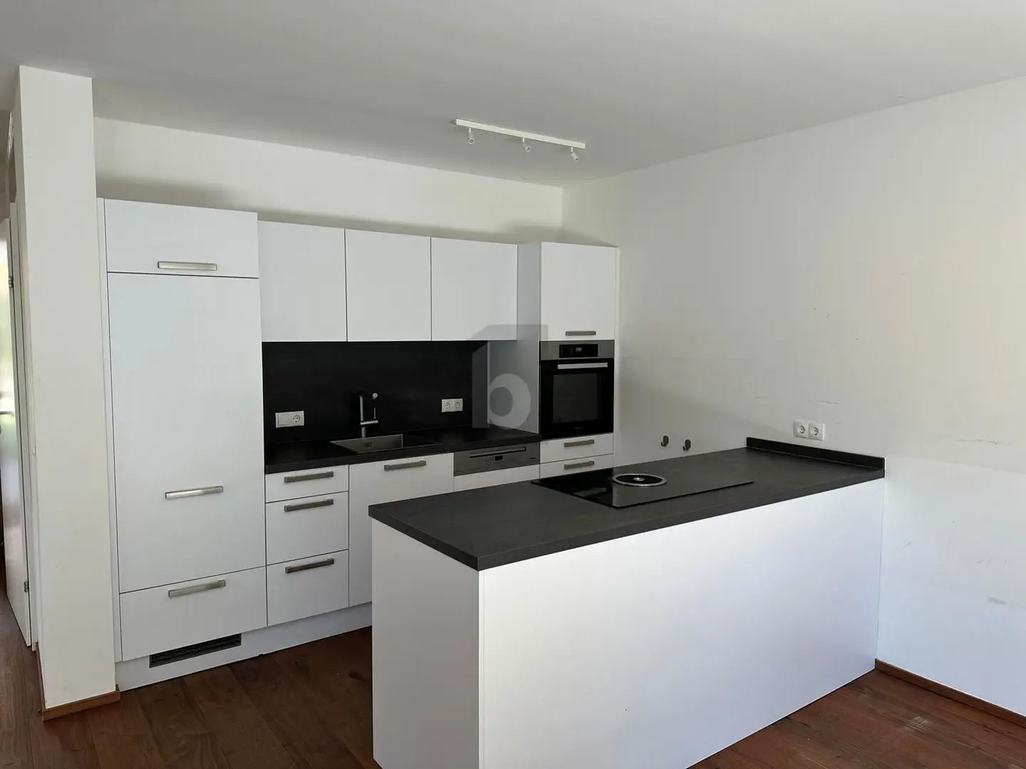 Modern Erdgeschosswohnung mit privatem Garten und Tiefgarage