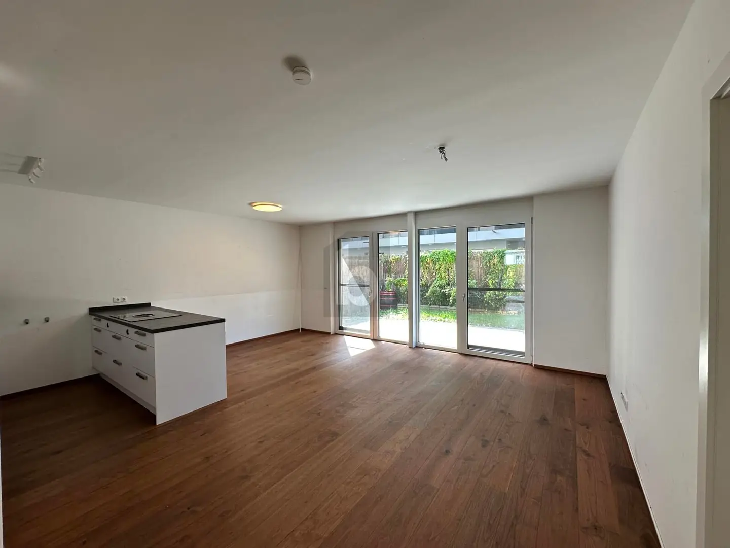 Modern Erdgeschosswohnung mit privatem Garten und Tiefgarage