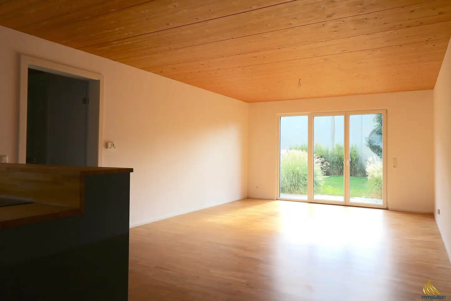 Quiet garden apartment with large terrace