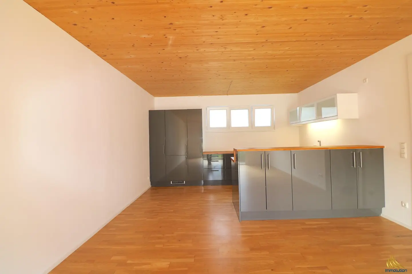 Quiet garden apartment with large terrace