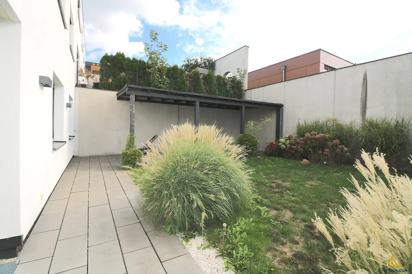 Quiet garden apartment with large terrace