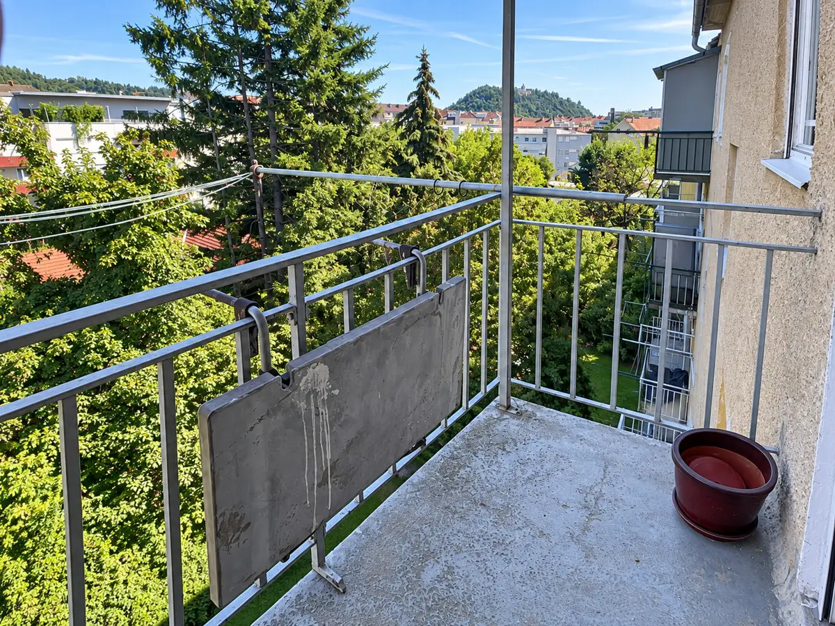 Light filled Wohnung in a well connected location with balcony
