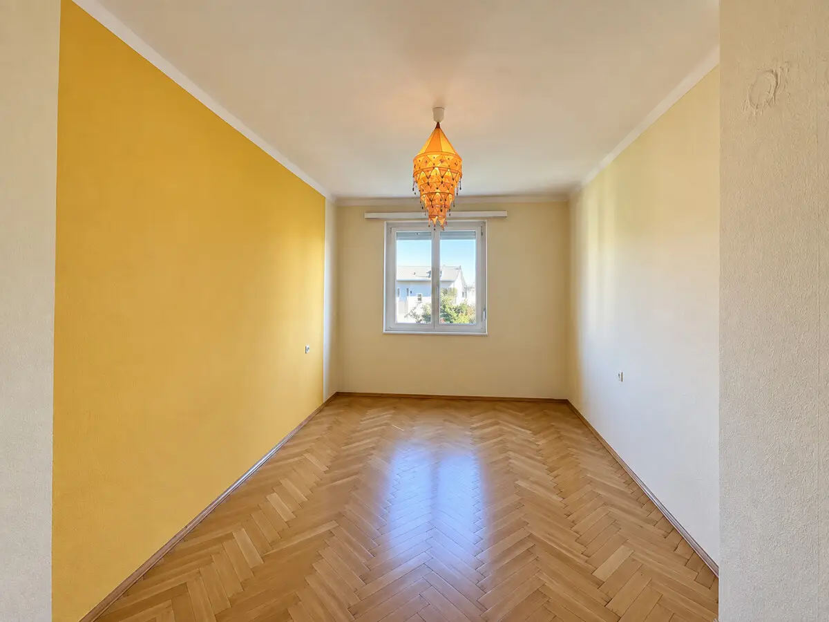 Light filled Wohnung in a well connected location with balcony