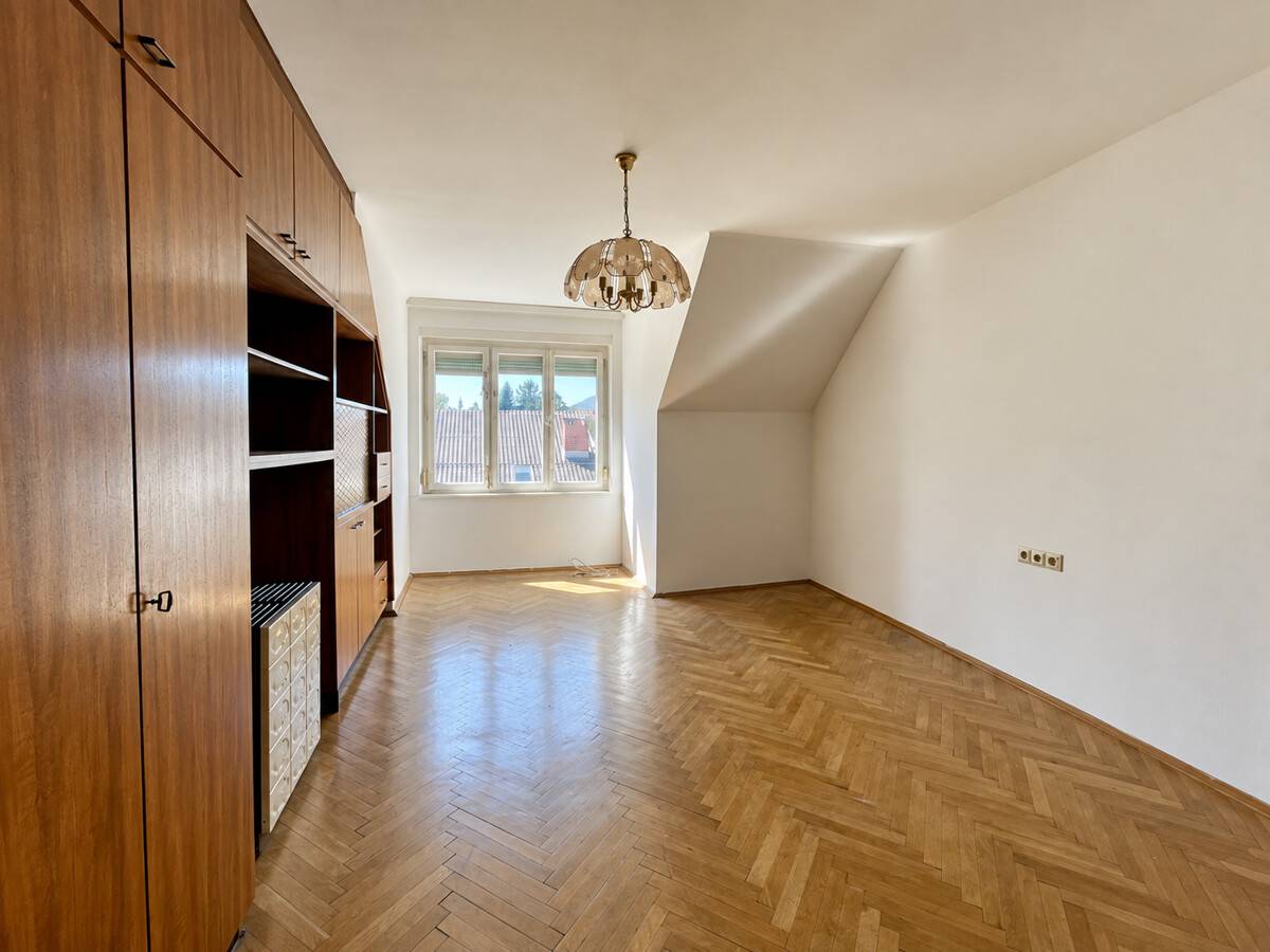 Lichtdurchflutete Wohnung in verkehrsgünstiger Lage mit Balkon