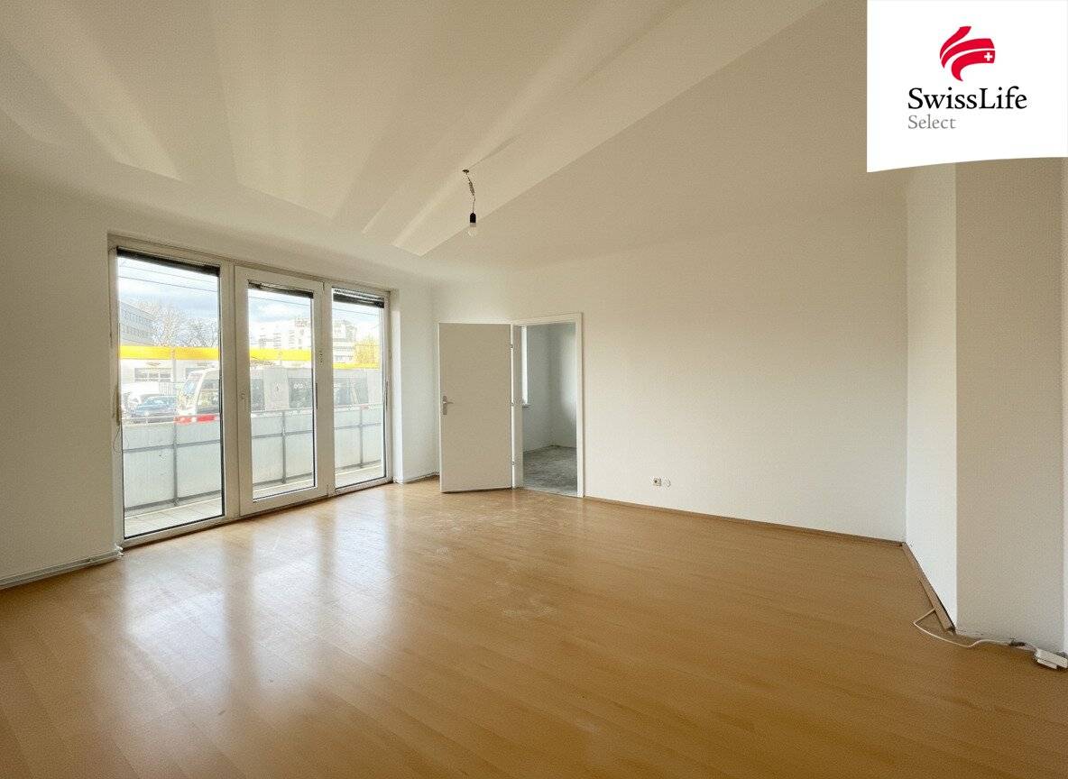 Sanierungsbedürftige 2 Zimmer Wohnung | Loggia ca. 12m² | Erdgeschoss