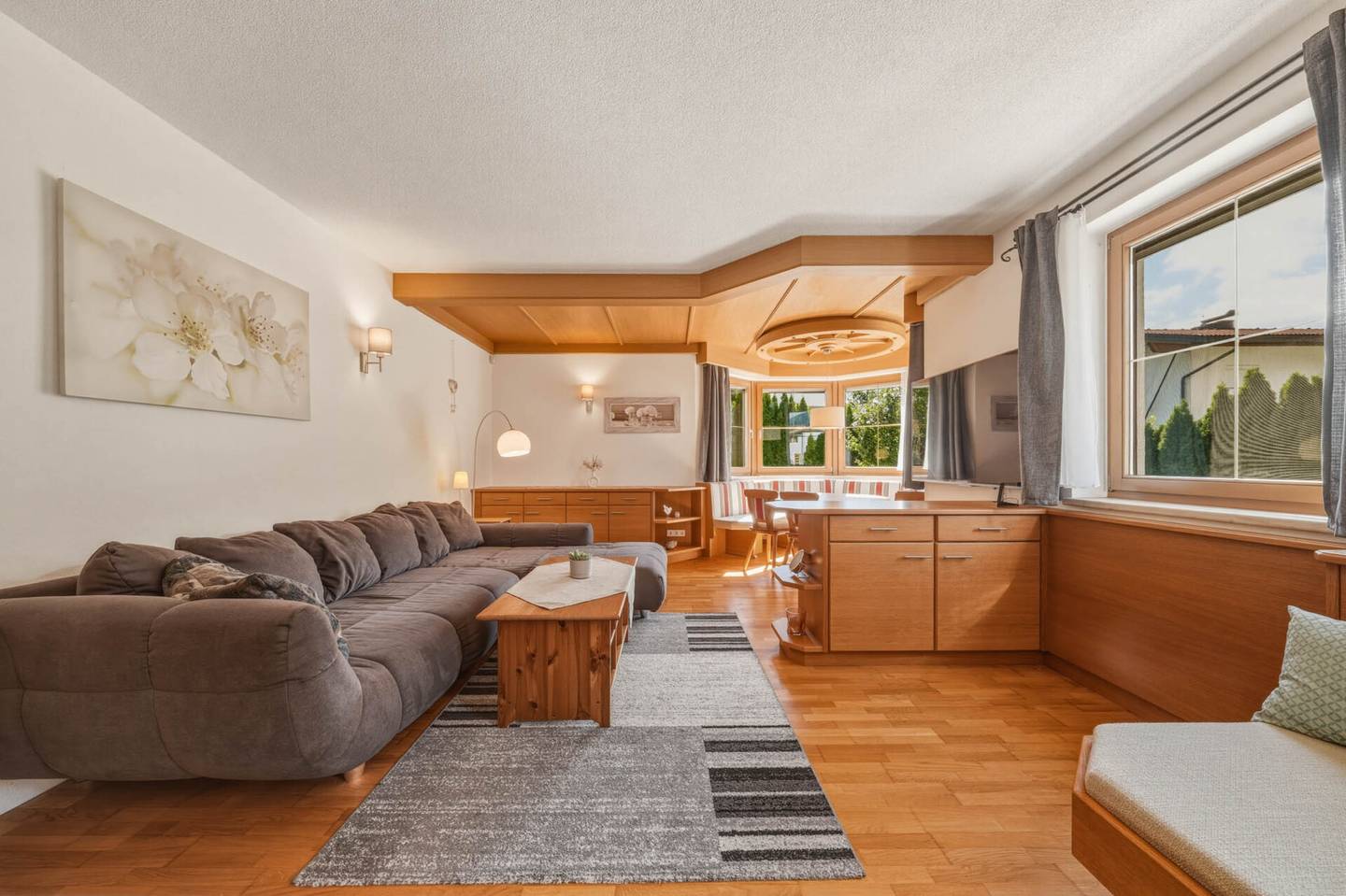 Sunny family apartment with garden and garage