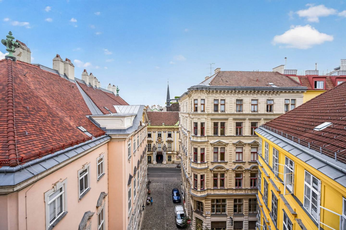 Rent an entire floor in the tenement house! Commission-free for the tenant!