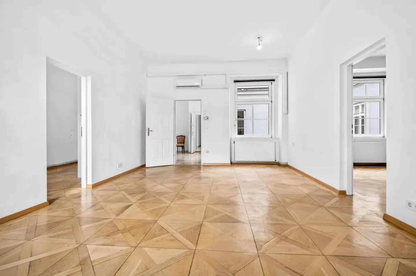 Rent an entire floor in the tenement house! Commission-free for the tenant!