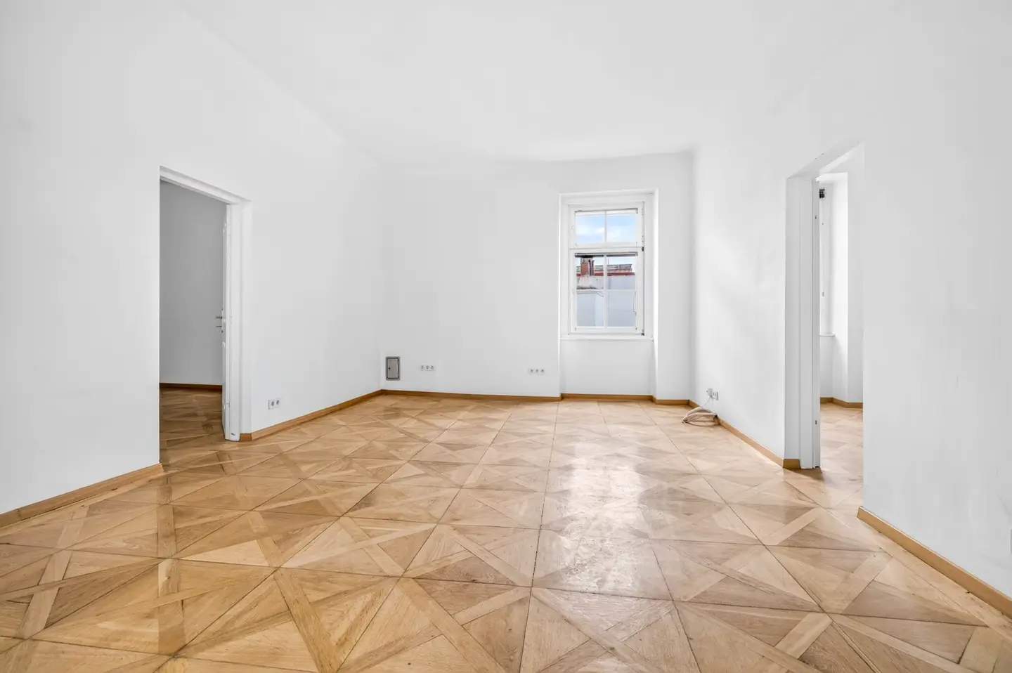 Rent an entire floor in the tenement house! Commission-free for the tenant!