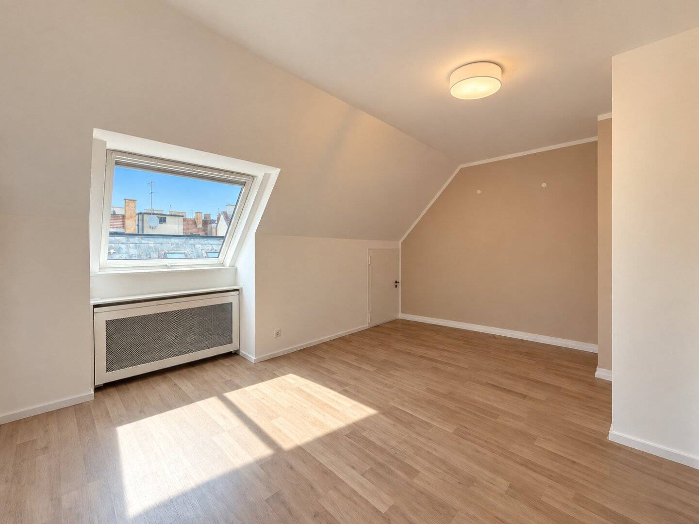 Attic apartment near Brunnenmarkt | approx. 44 m² living area | 2 rooms | 5th floor with elevator | Fitted kitchen | Good public transport connections