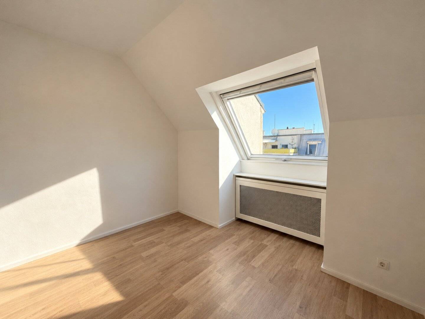 Attic apartment near Brunnenmarkt | approx. 44 m² living area | 2 rooms | 5th floor with elevator | Fitted kitchen | Good public transport connections