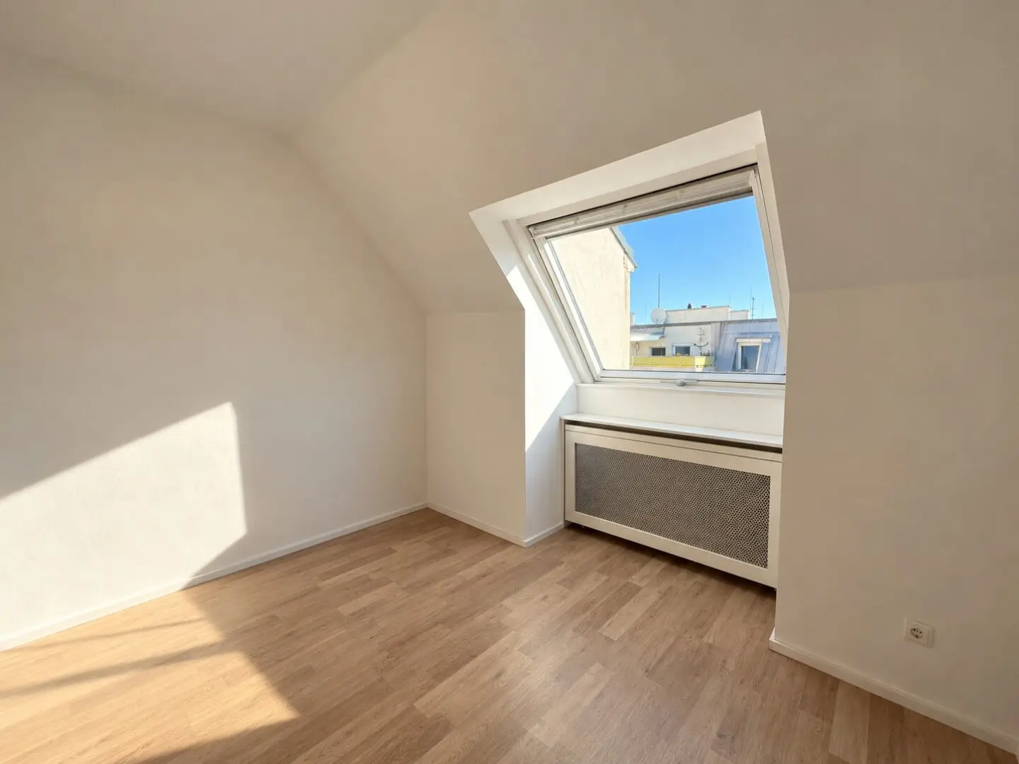 Attic apartment near Brunnenmarkt | approx. 44 m² living area | 2 rooms | 5th floor with elevator | Fitted kitchen | Good public transport connections