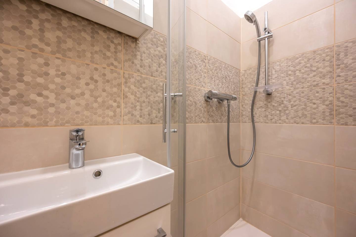 ++NEU++ Perfectly laid out 2-room old building apartment in sought-after location