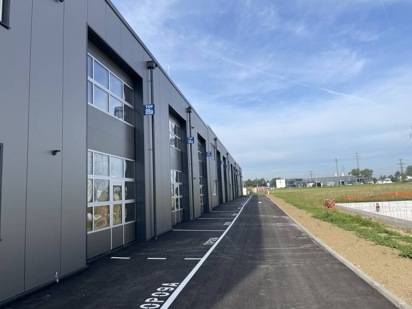 KURZZEITMIETE MÖGLICH! Betriebs-/ Produktions- oder Lagerhalle mit ca. 119 m² Fläche im Business Park Regau , 1A-Lage, Nähe A1 Westautobahn - SOFORTBEZUG (Top 03a)