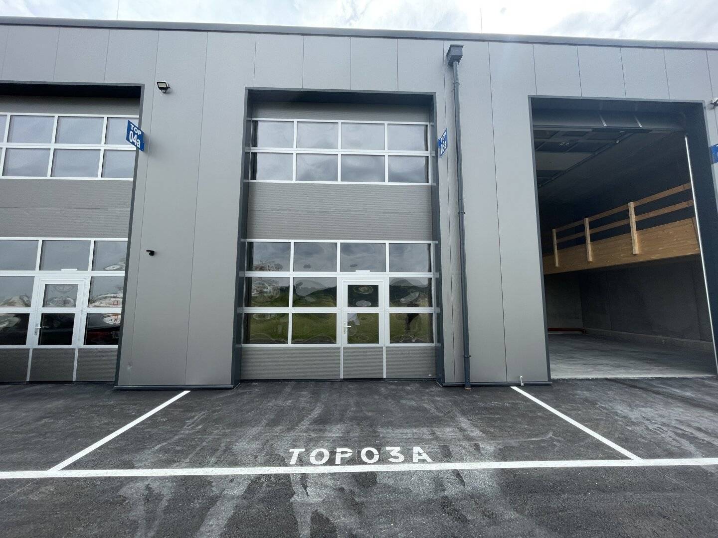 KURZZEITMIETE MÖGLICH! Betriebs-/ Produktions- oder Lagerhalle mit ca. 119 m² Fläche im Business Park Regau , 1A-Lage, Nähe A1 Westautobahn - SOFORTBEZUG (Top 03a)