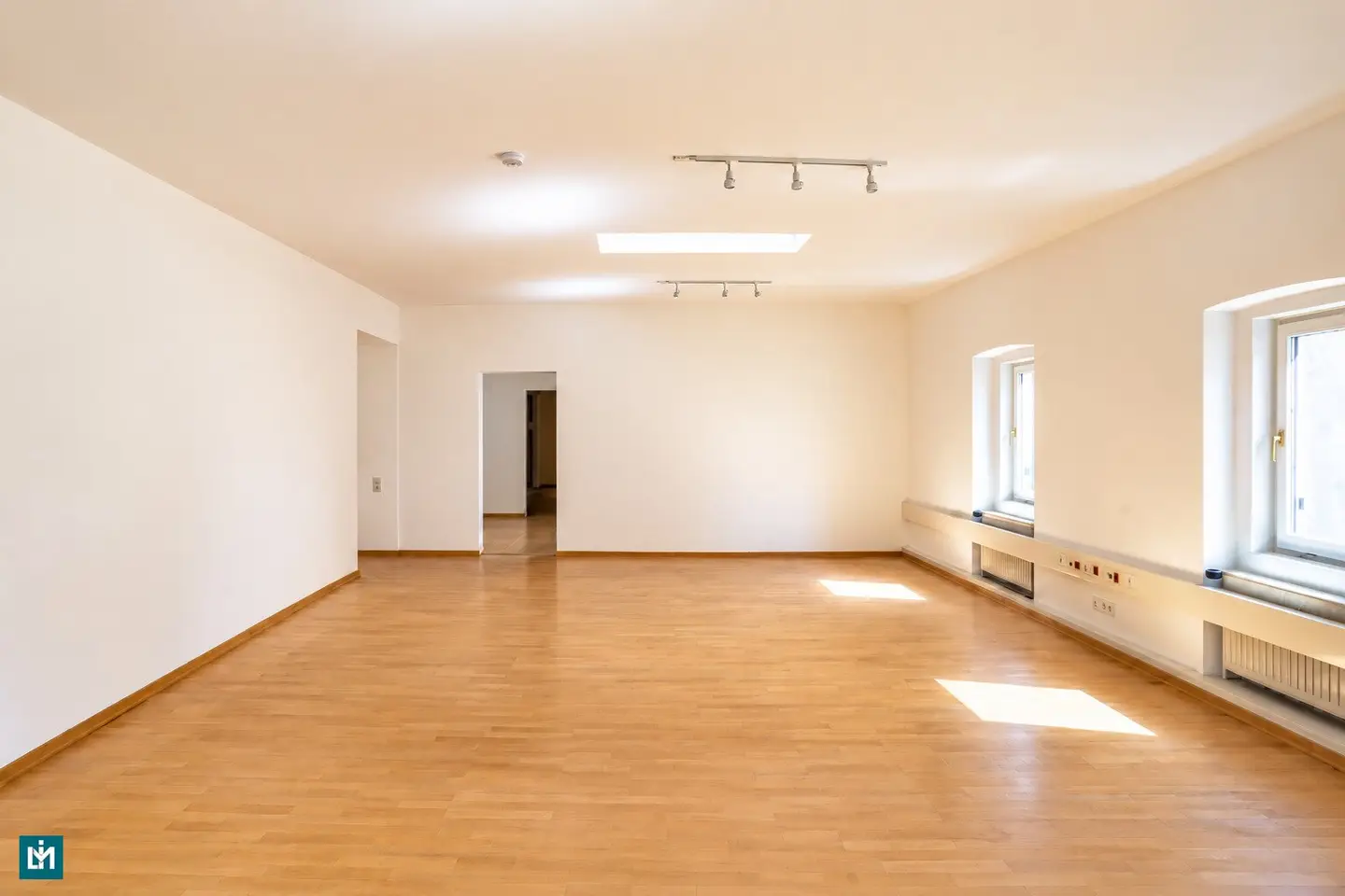 Attractive office/practice in the representative Art Nouveau building by Otto Wagner directly at the Naschmarkt